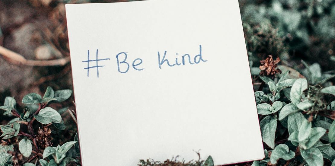 A note saying Be kind left in nature