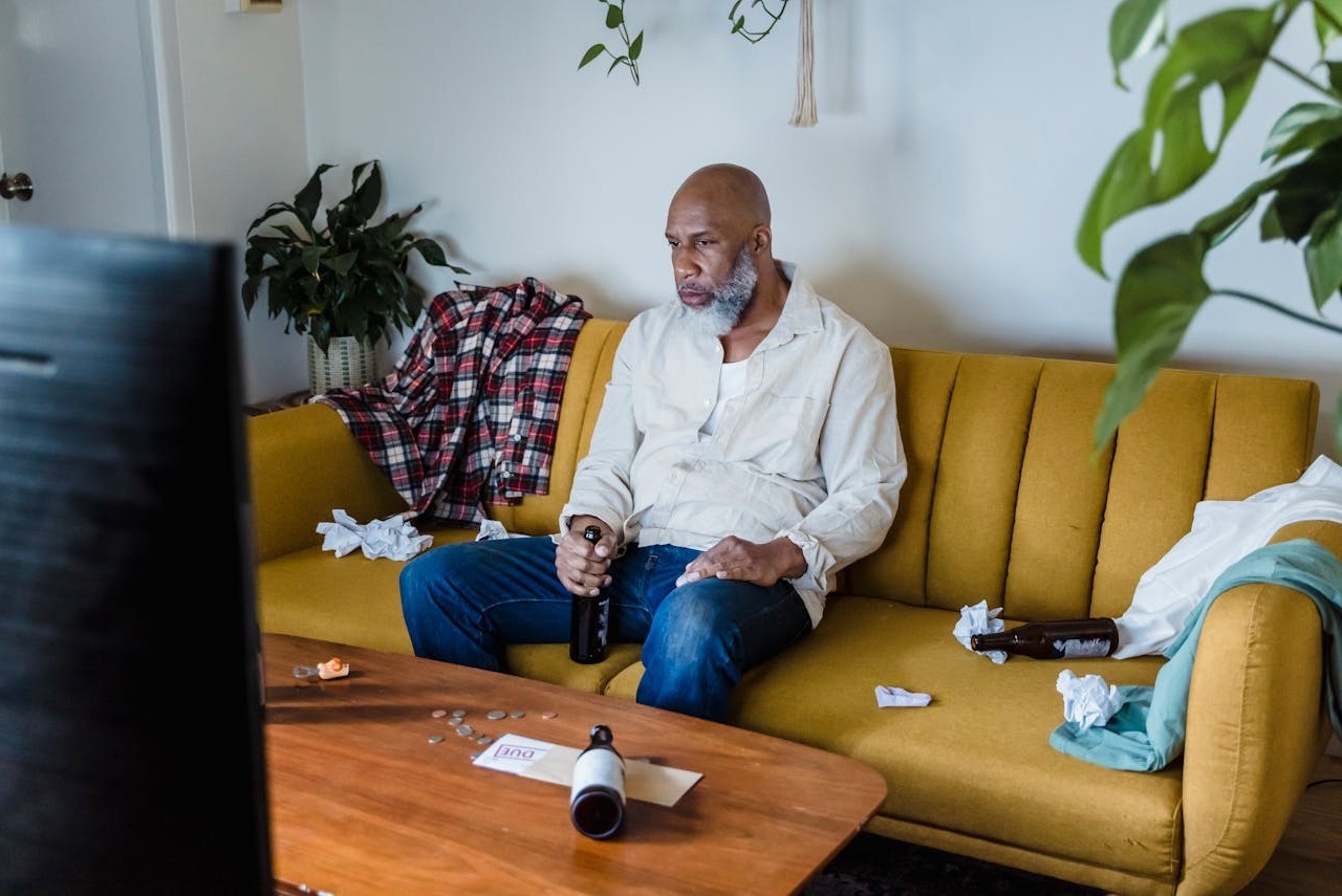 A man exposing himself to the risks of alcohol detox at home