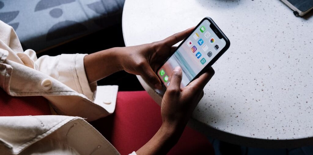 A person ready to make a break from social media early in addiction recovery
