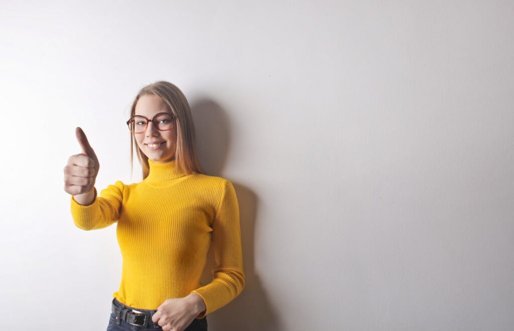 woman holding thumbs up